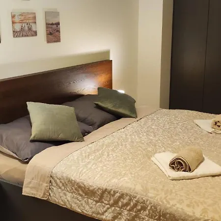 New With Free Garage Parking Near The Airport Apartmán