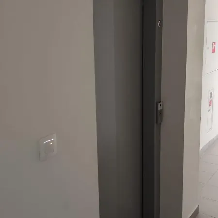 New With Free Garage Parking Near The Airport Apartment *