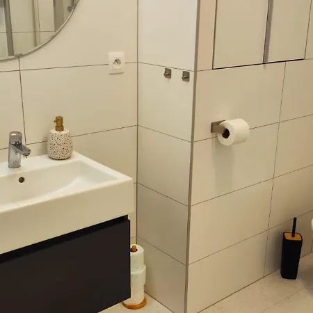 New With Free Garage Parking Near The Airport Lägenhet