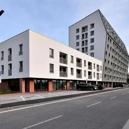 New With Free Garage Parking Near The Airport Lägenhet