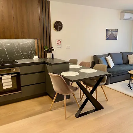 New With Free Garage Parking Near The Airport Apartment Bratislava