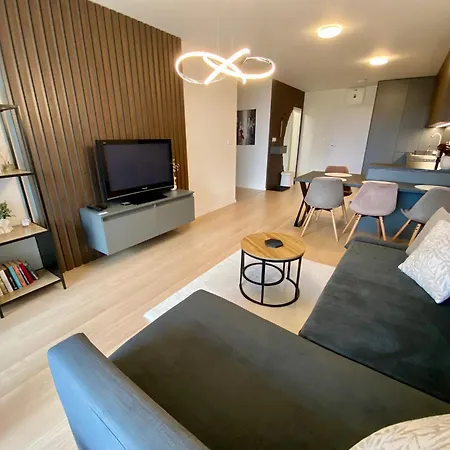 New With Free Garage Parking Near The Airport Διαμέρισμα