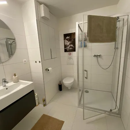 Apartment New With Free Garage Parking Near The Airport