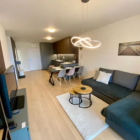 Apartament New With Free Garage Parking Near The Airport *