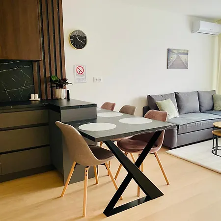 Apartment New With Free Garage Parking Near The Airport