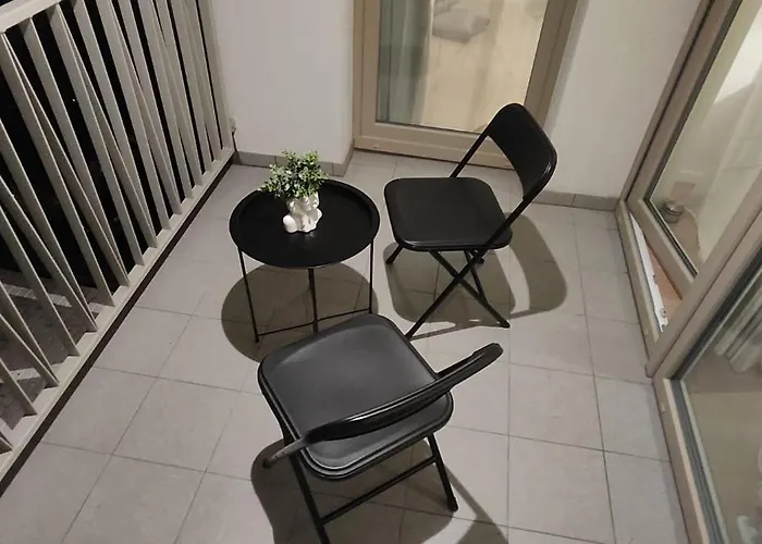 New With Free Garage Parking Near The Airport