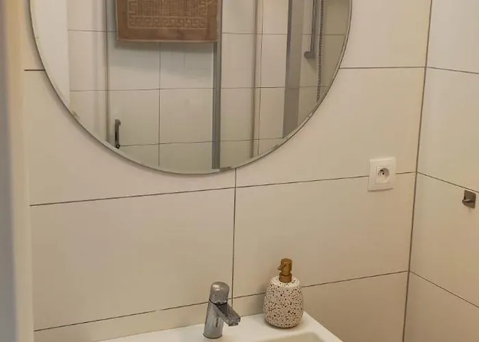 New With Free Garage Parking Near The Airport Appartement Bratislava