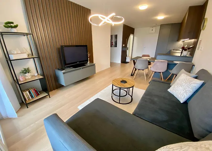 New With Free Garage Parking Near The Airport Apartmán