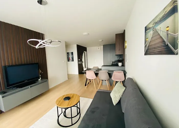 New With Free Garage Parking Near The Airport *