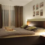 New With Free Garage Parking Near The Airport דירה