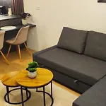 דירה New With Free Garage Parking Near The Airport *