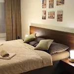 New With Free Garage Parking Near The Airport דירה