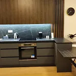 דירה New With Free Garage Parking Near The Airport ברטיסלאבה