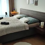 New With Free Garage Parking Near The Airport דירה