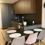 New With Free Garage Parking Near The Airport דירה *