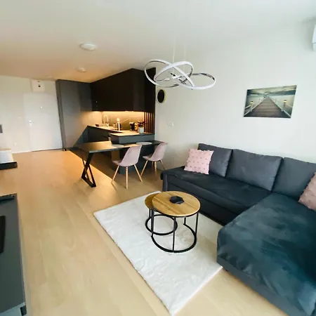 New With Free Garage Parking Near The Airport דירה *