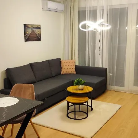 New With Free Garage Parking Near The Airport