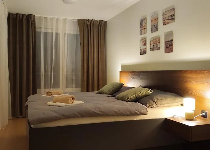 New With Free Garage Parking Near The Airport Apartament