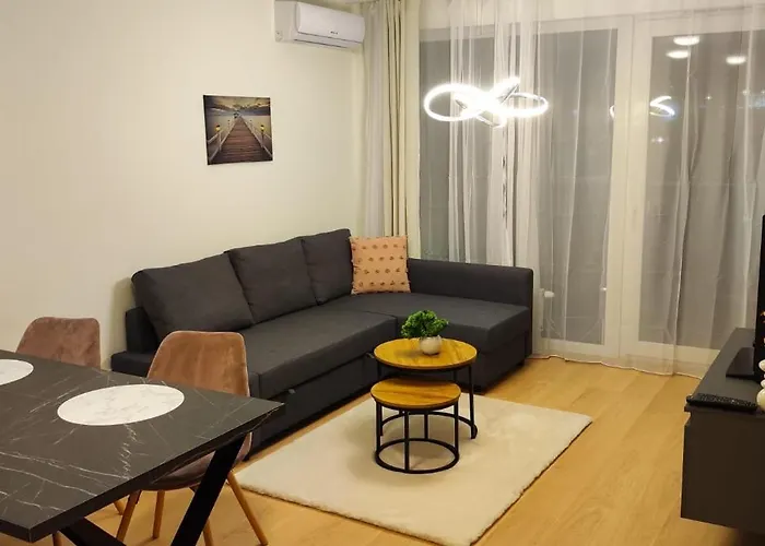 New With Free Garage Parking Near The Airport