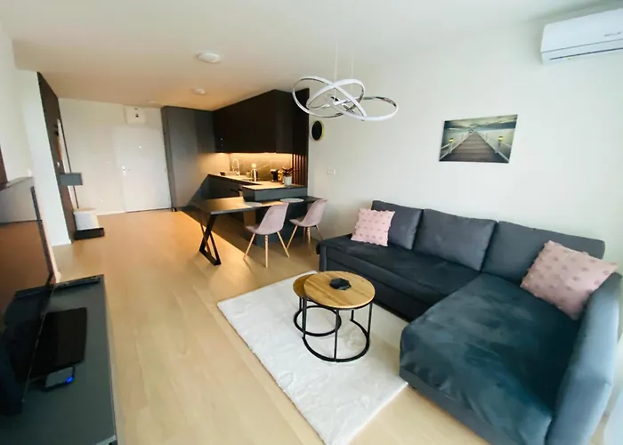 New With Free Garage Parking Near The Airport Apartament *