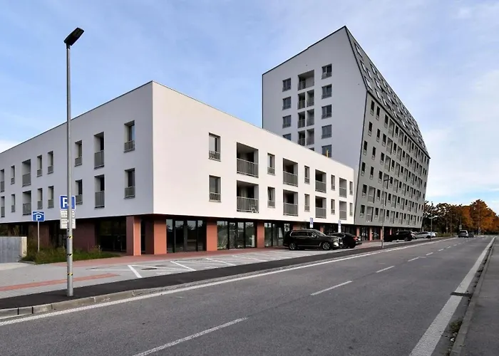 New With Free Garage Parking Near The Airport Apartament